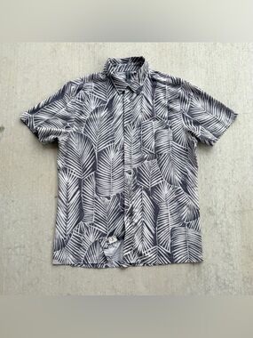 Vuori Short Sleeve Bridge Button Down Shirt Men M  Gray Palm Leaf Hawaiian V184